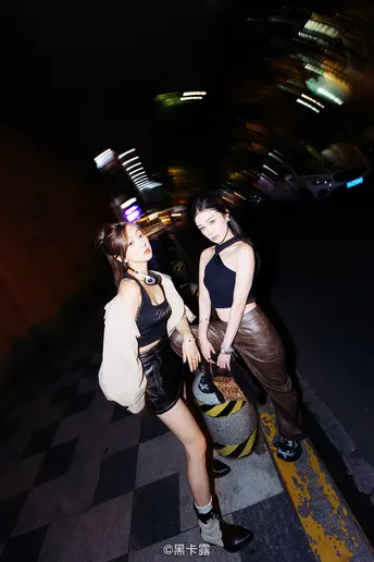 一些年轻女性站在街头顶部