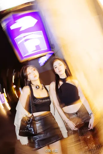两个年轻女子晚上在街上走