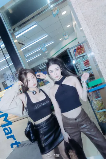 一些年轻女性站在商店里的镜子前