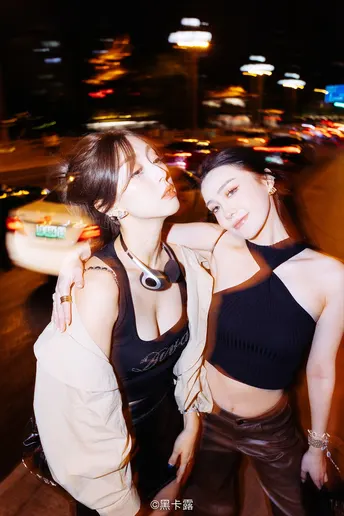 两个年轻女子站在夜晚的街道上