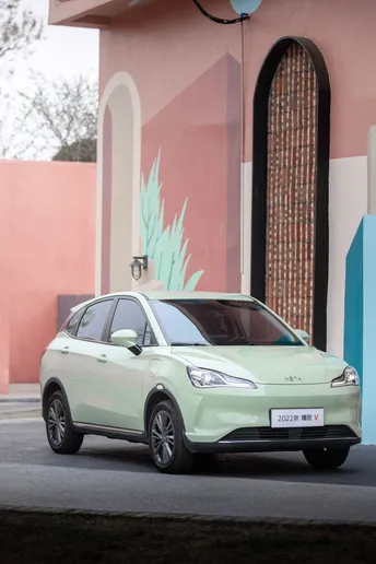 一个小电动汽车在街上