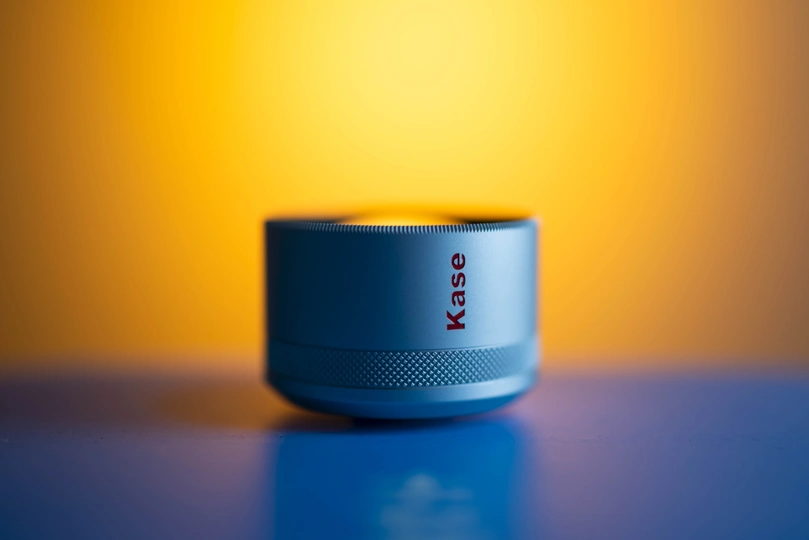 蓝色摄像头在蓝色表面上有一个黄色背景