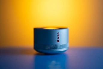 蓝色摄像头在蓝色表面上有一个黄色背景