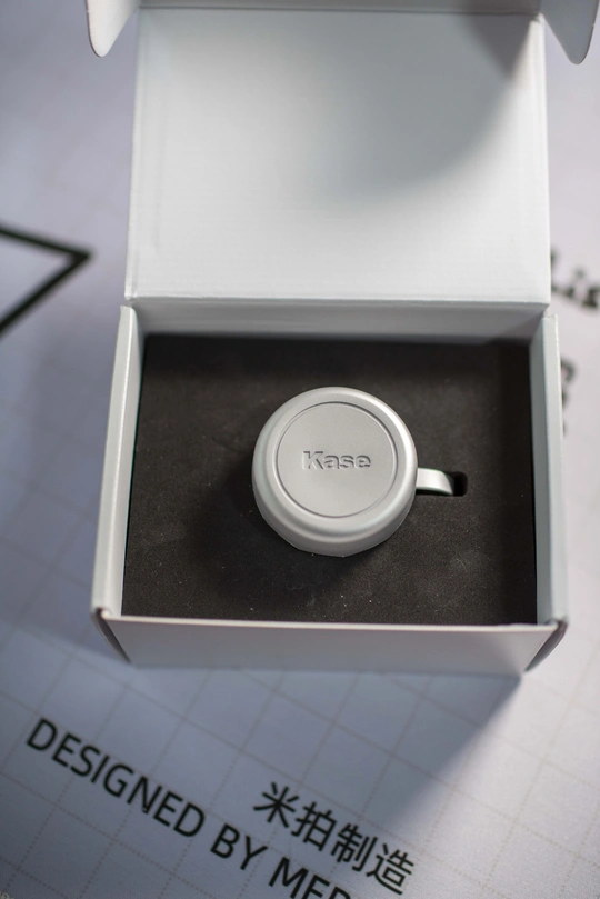 一个礼物盒子里的手表 背景为白色