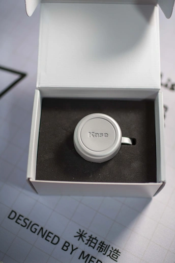 一个礼物盒子里的手表 背景为白色