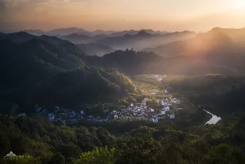 山谷上的一座小城镇或村庄在日出或日落时