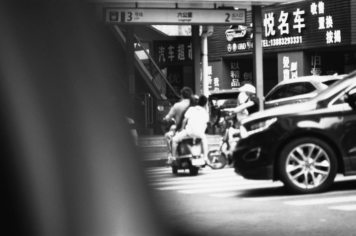 车窗外的一家人