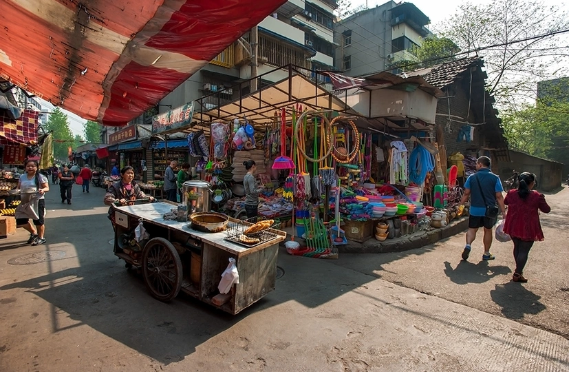 人们在菲律宾的一条街道上行走