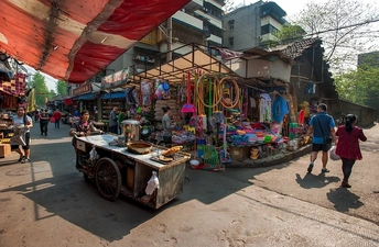 人们在菲律宾的一条街道上行走