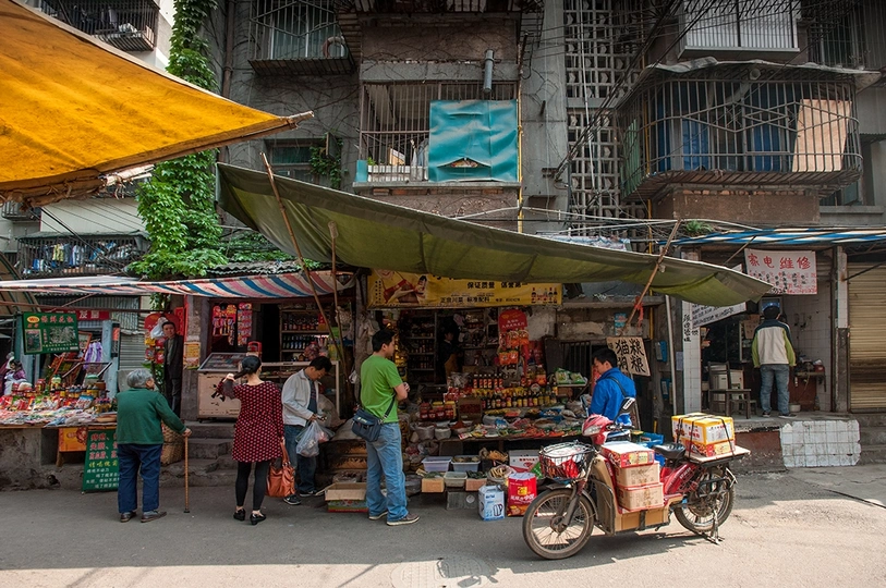 一些人在一个小市场周围站着。