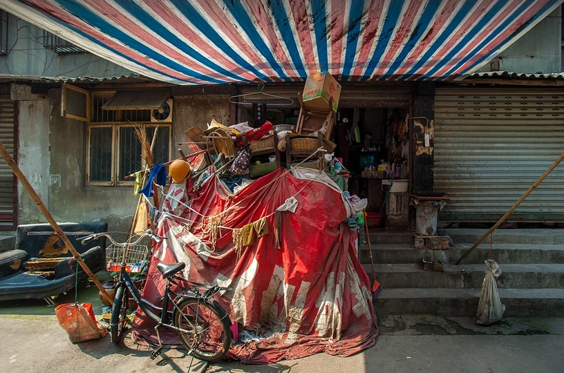 红色遮阳伞下有一辆自行车和一座建筑