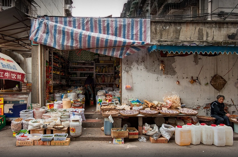 一个人坐在市场外卖食物