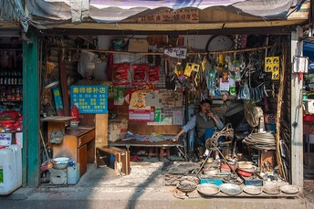 一个坐在街边小商店外面的男人