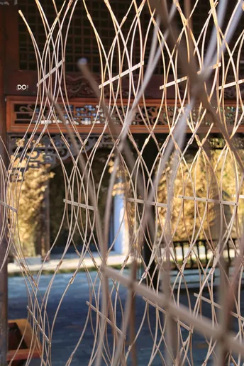 一个带有图案的窗口