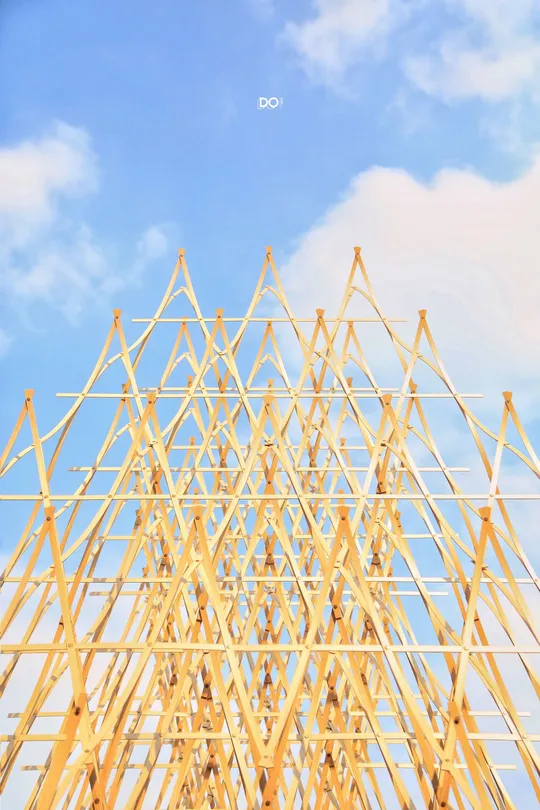 黄色建筑对抗蓝色天空