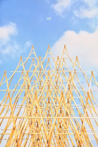 黄色建筑对抗蓝色天空