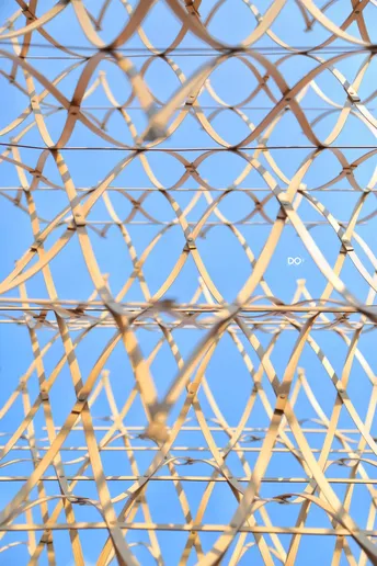 蓝天下的抽象图案