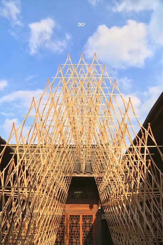 在一栋大楼前的一件艺术品