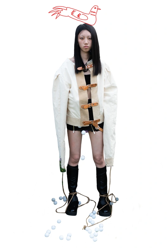 一位穿着白色外套的女人