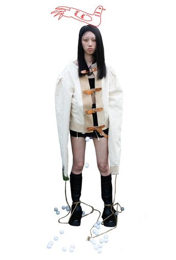 一位穿着白色外套的女人