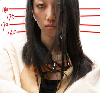 一个年轻女子躺在床上 她的头发中夹着剪刀。