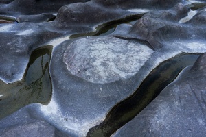 河流中的岩石上形成的冰冻图案
