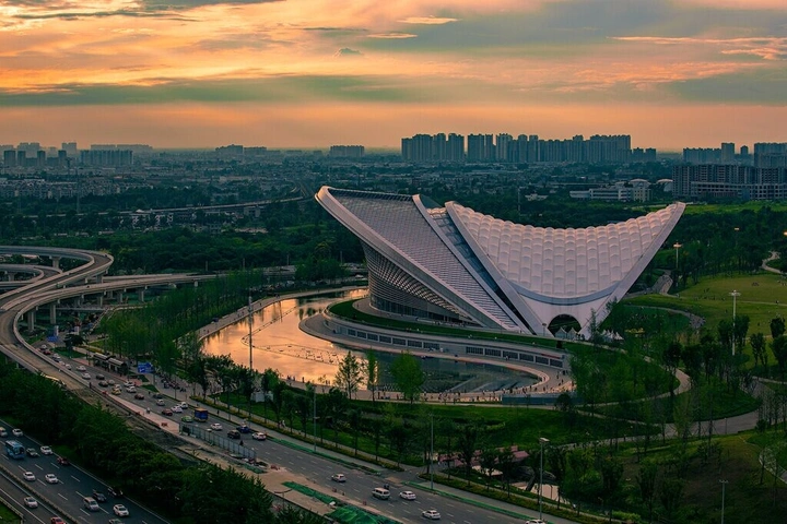 晚霞中的成都露天音乐公园