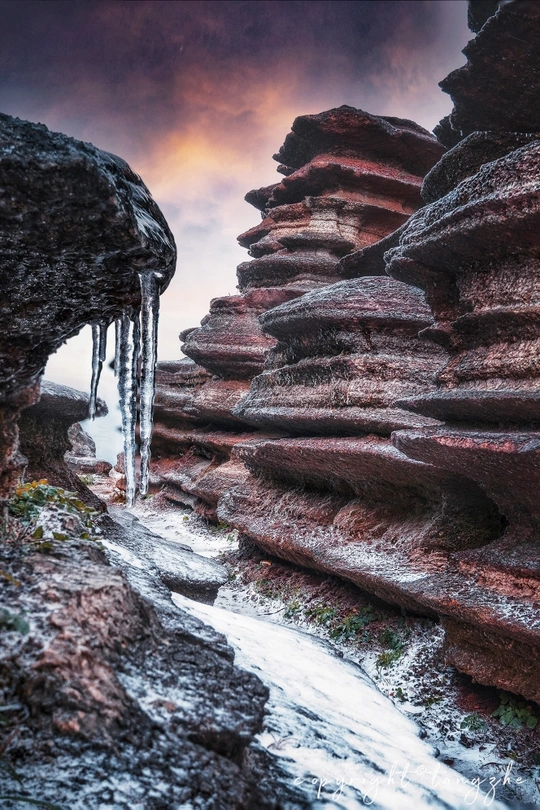 冰与水的冻结瀑布