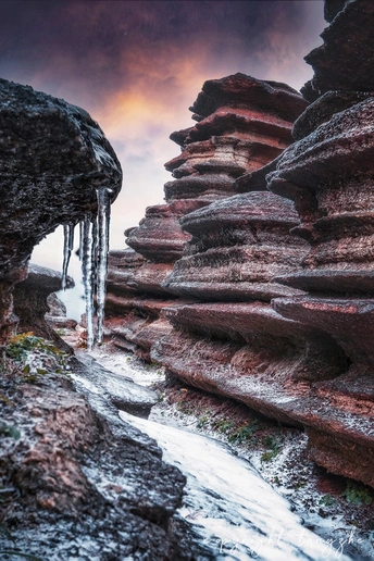 冰与水的冻结瀑布