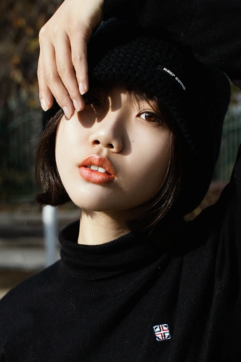 一位涂着红唇膏的年轻女子 戴着黑色帽子