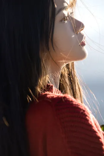 一位红发年轻女子凝视远方