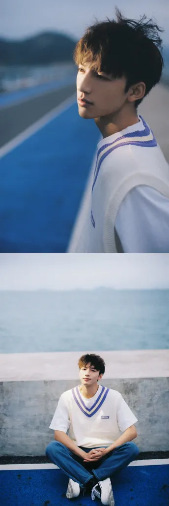 一个男孩坐在路边读书