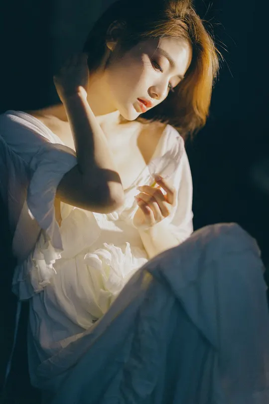 一位穿着白色连衣裙的黑衣女子