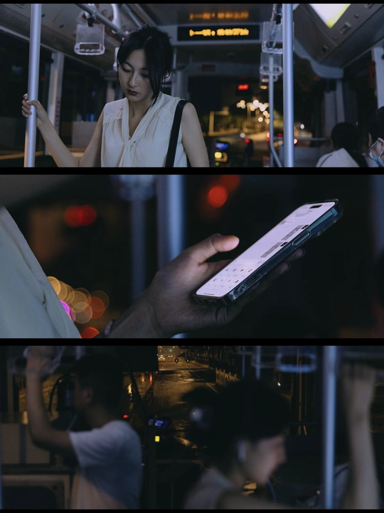 一个人站在周围的人和一个人拿着手机看着平板电脑的公交车图片