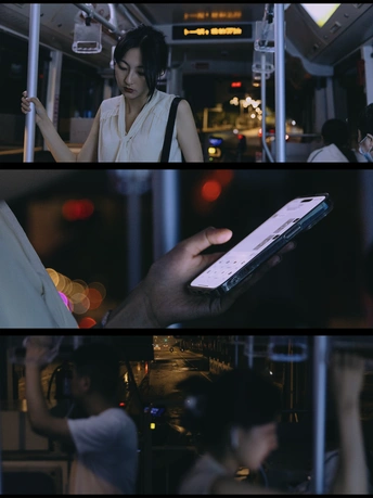 一个人站在周围的人和一个人拿着手机看着平板电脑的公交车图片