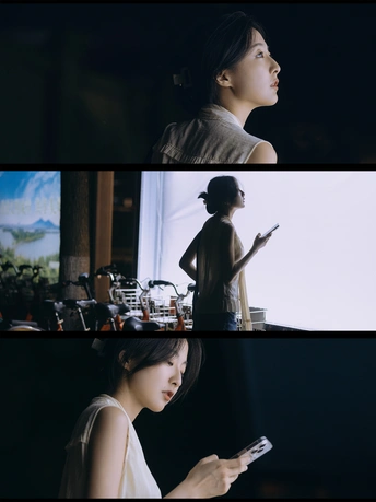 一个女性拿着遥控器看着手机的场景