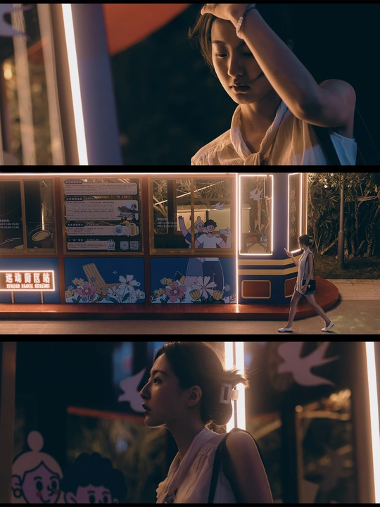 一个人站在视频游戏投影仪前的一个场景