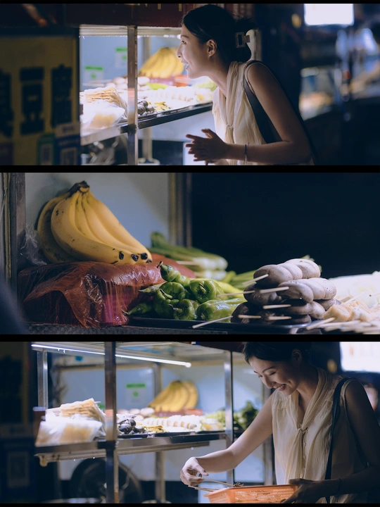 站在一些食物前面的女人