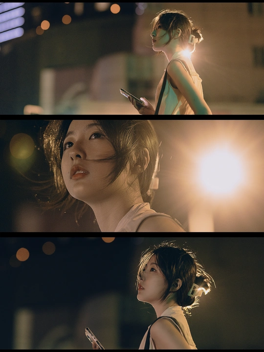 一位女士正在看手机的图片