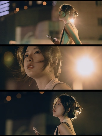 一位女士正在看手机的图片