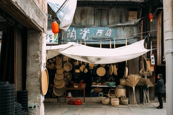 一条巷子 有老建筑和一家商店