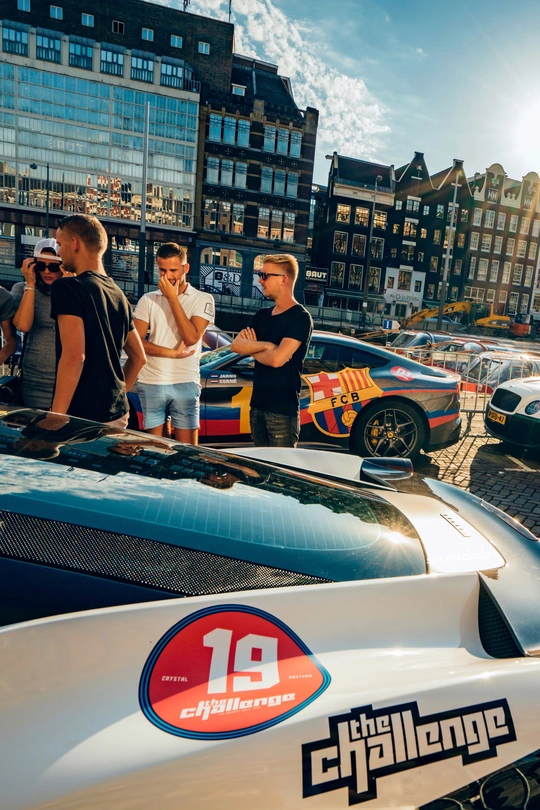 一些人在街上站在一辆汽车前面