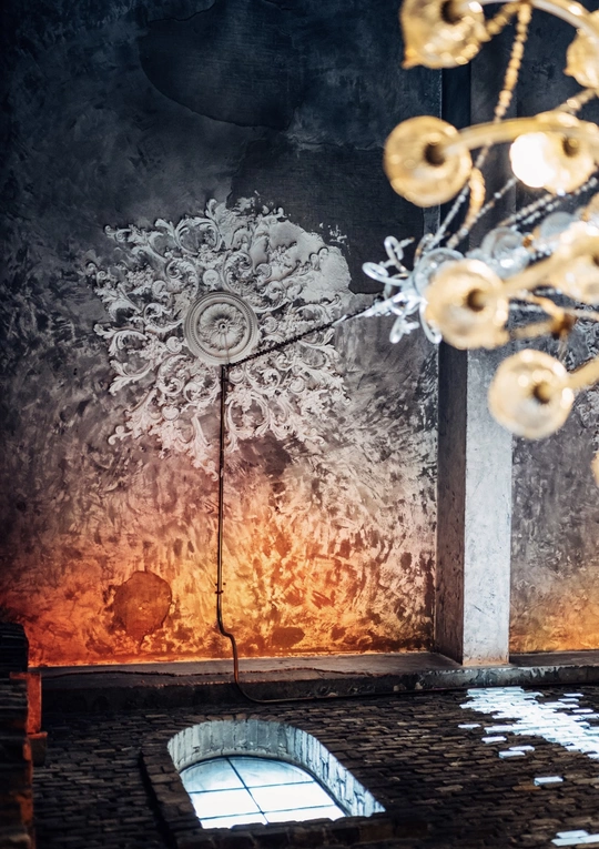 一个昏暗的房间 吊灯从天花板挂下