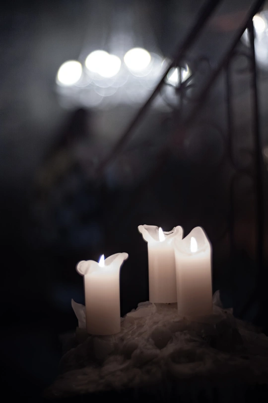 白蜡烛在教堂里点燃了