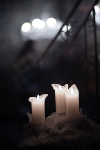 白蜡烛在教堂里点燃了