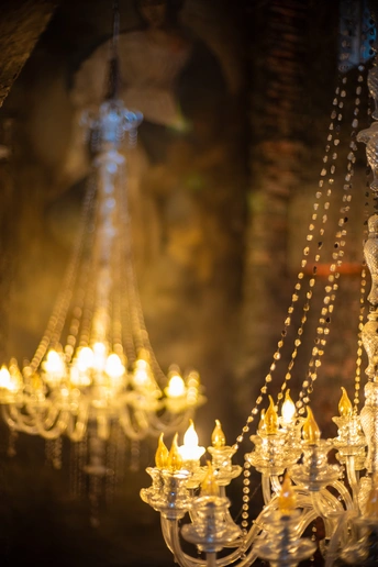 一个装满许多吊灯和点燃的蜡烛的房间
