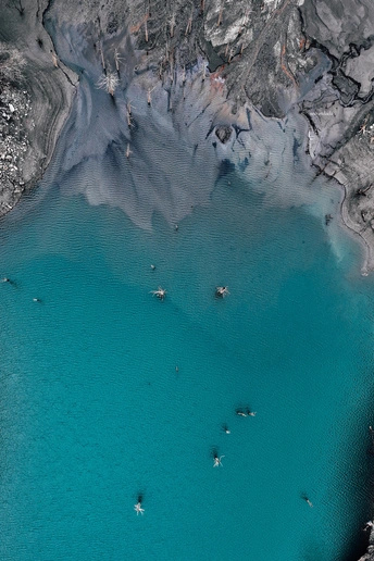 大量蓝色水域 内有船只。