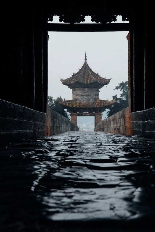 雨中桥上拱门与背景中的塔