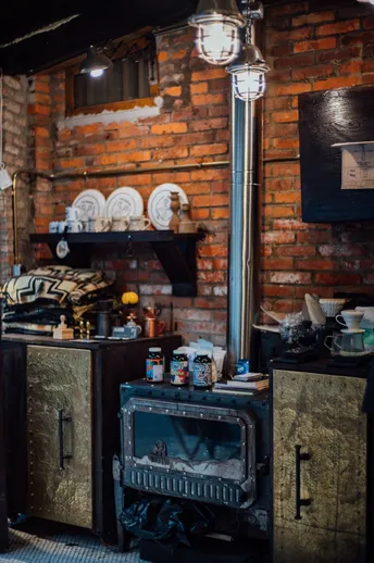 一个带有砖墙和炉子的房间