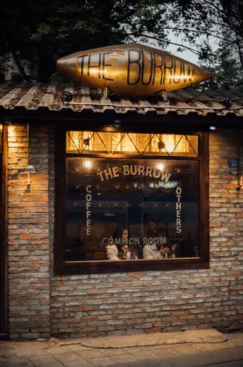 一个小餐厅 窗台上有一尾金鱼。